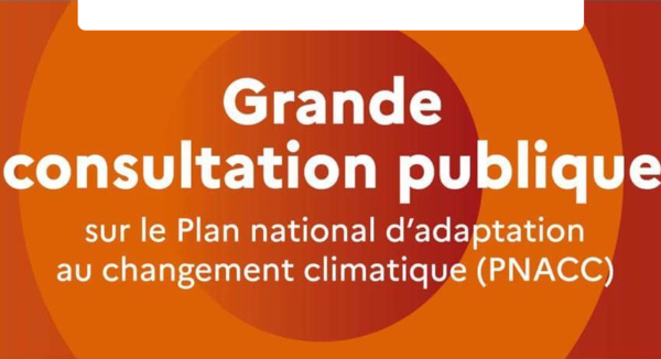 Bannière orange avec texte blanc annonçant la Grande consultation publique sur le Plan national d'adaptation au changement climatique (PNACC), design minimaliste avec cercles concentriques